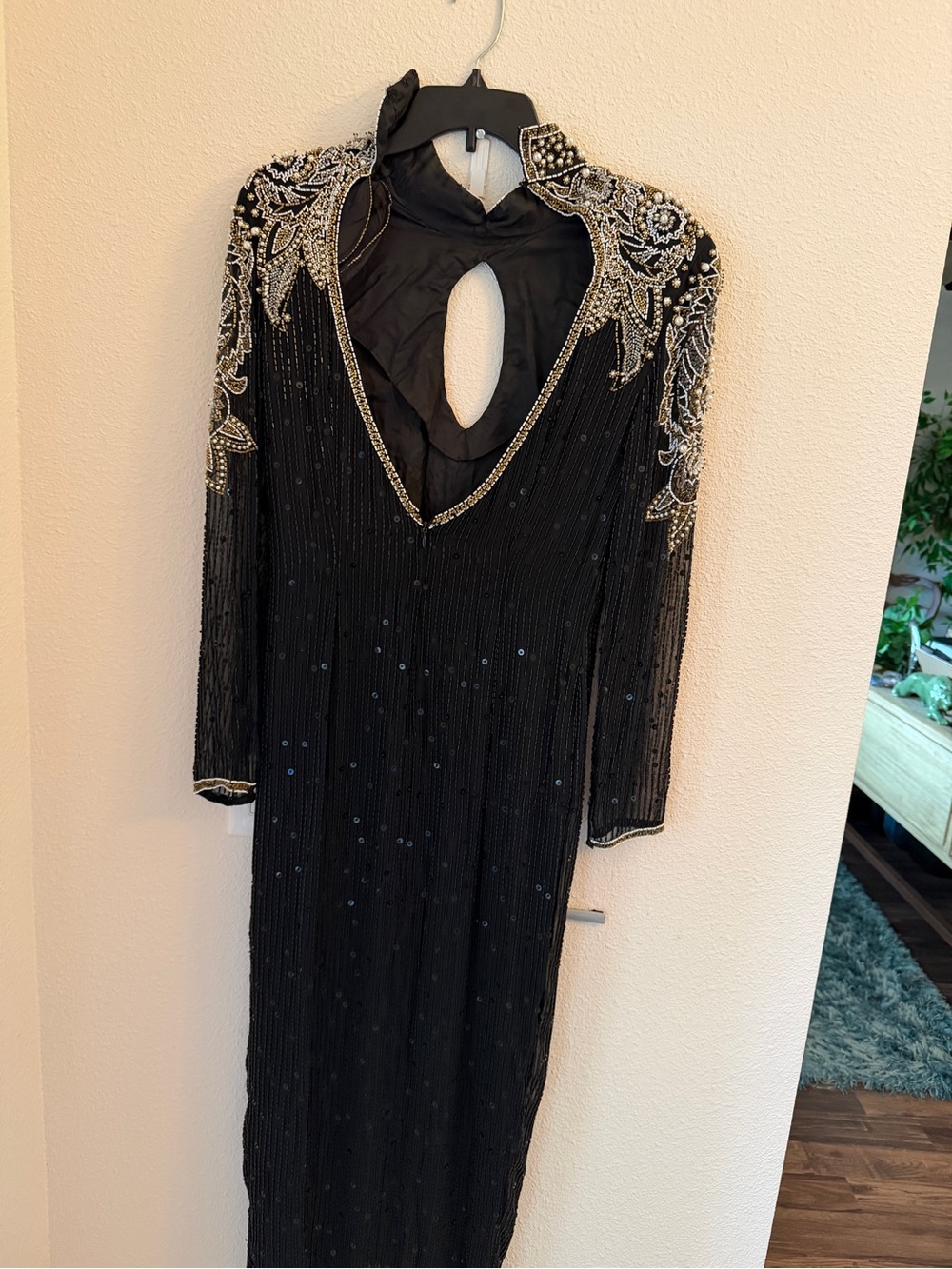 Elegant De Oscar Collection Black Long-Sleeve Evening Gown with Gold Embellishme - Picture 8 of 9